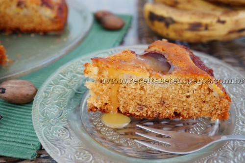 Bolo de mel, banana e nozes