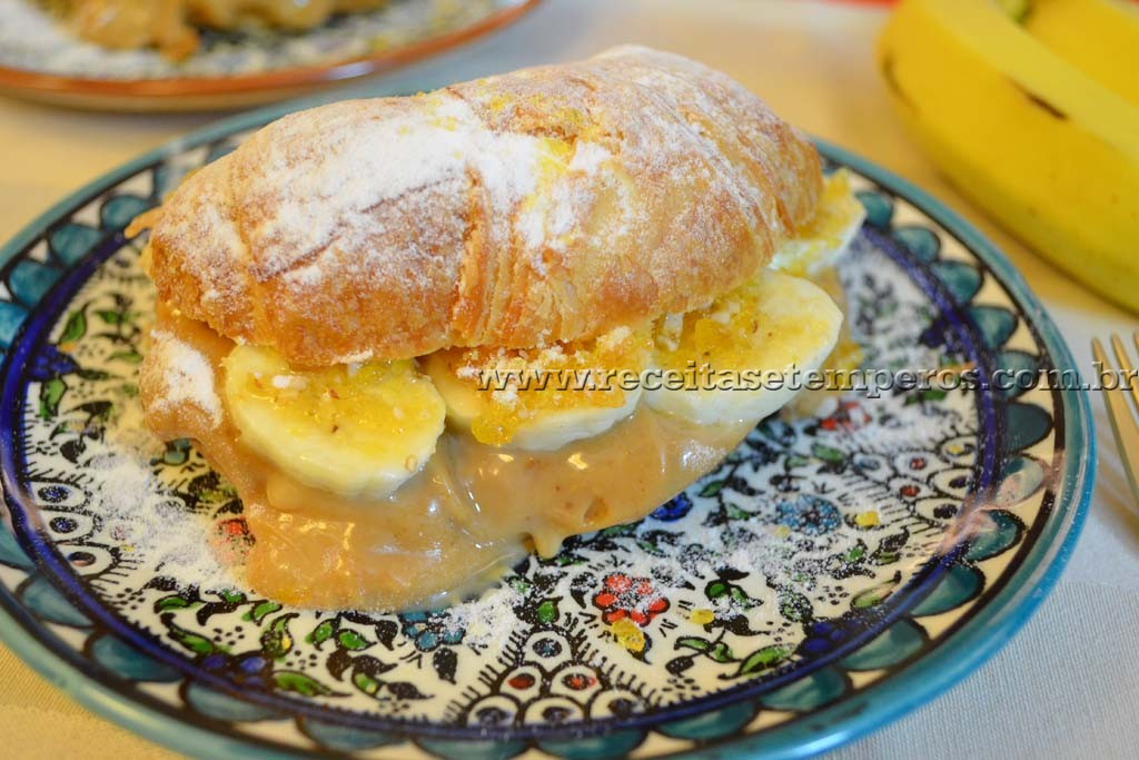 Croissant com doce de leite, banana e praliné de castanha