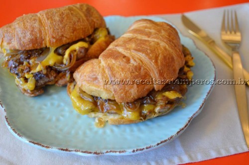 Croissant com filé, cheddar e cebolas caramelizadas