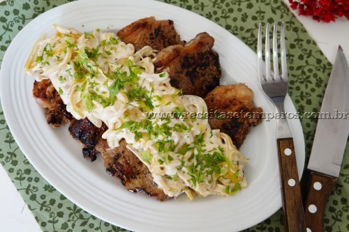 Bife com creme acebolado