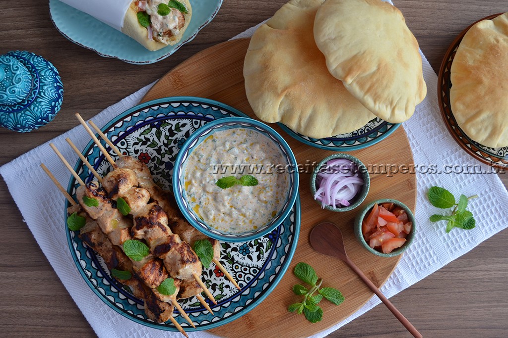 Kebab de frango com molho de iogurte e pão sírio caseiro