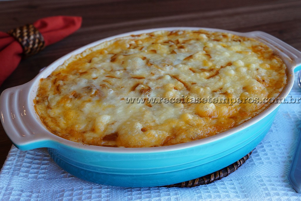 Arroz de forno com carne e queijo