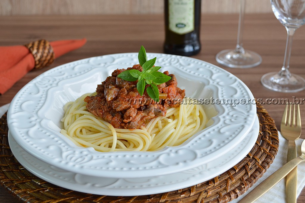 Espaguete Sem Glúten com ragu de filé mignon e cogumelos