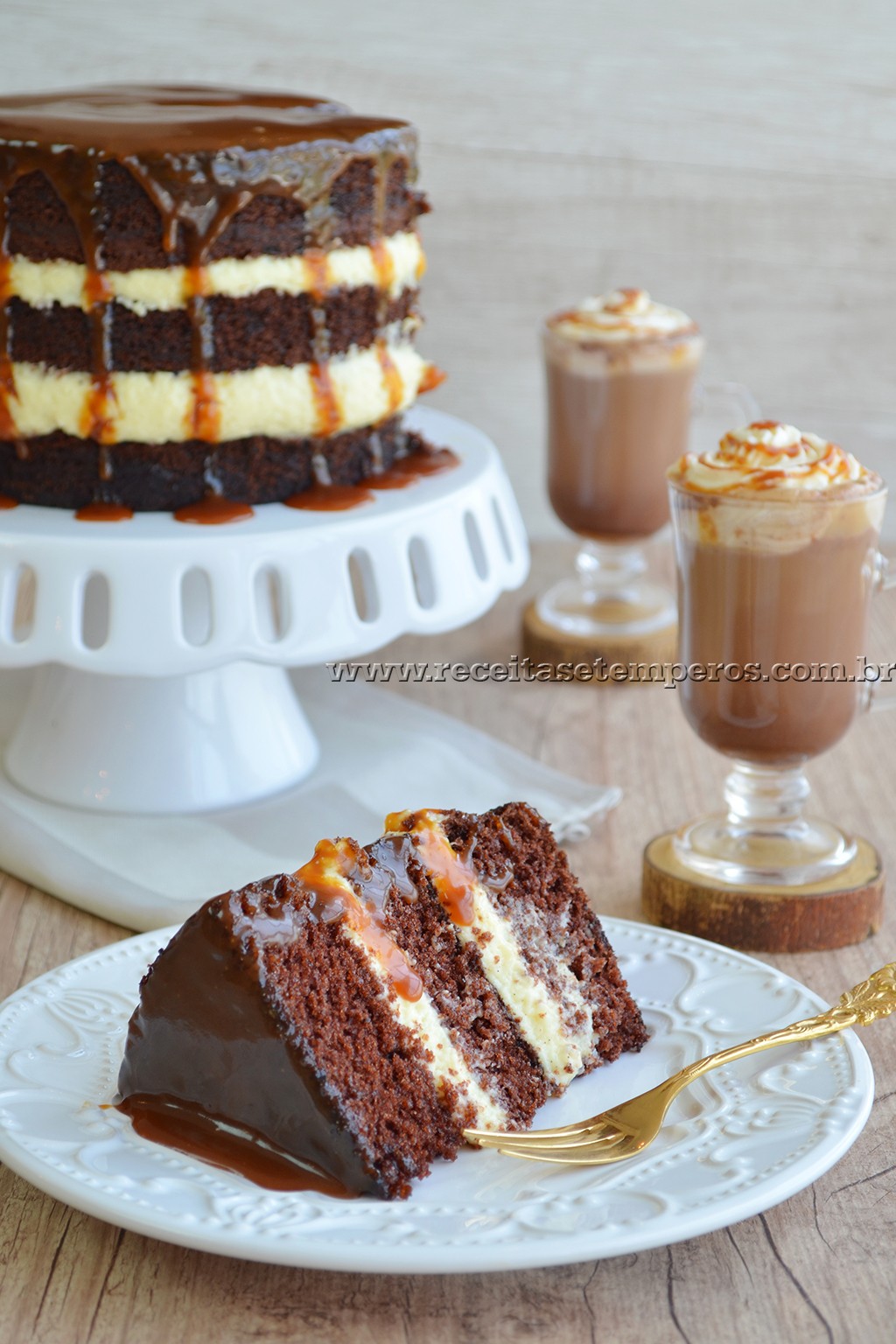 Bolo de chocolate com caramelo e Café com caramelo