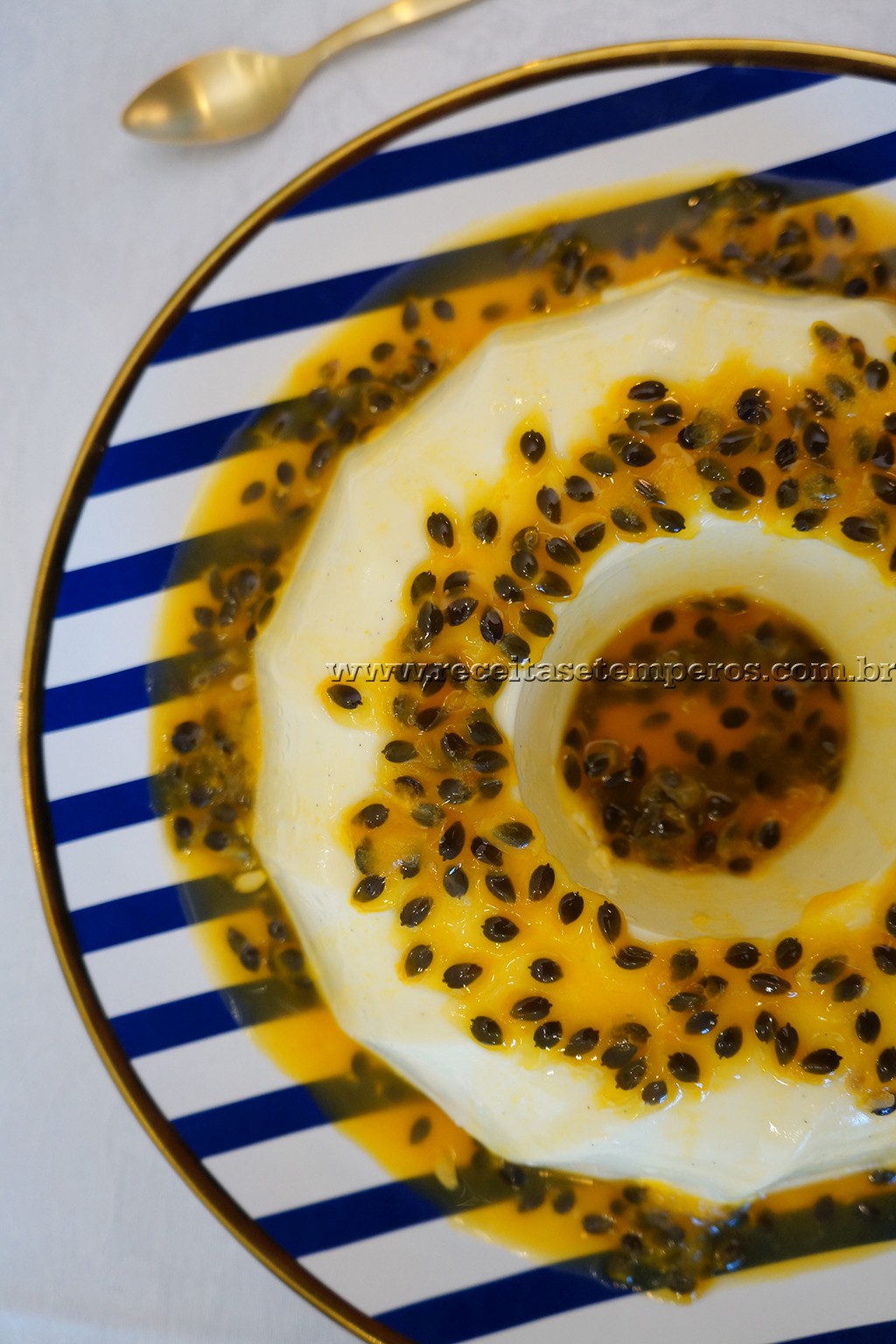 Panna Cotta de coco com maracujá