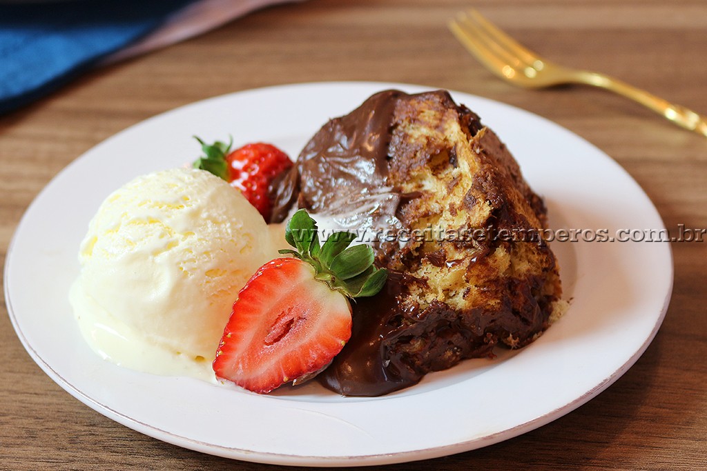 Bolo de Páscoa com chocolate e morangos